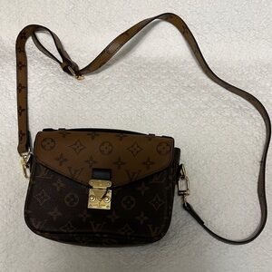 Louis Vuitton Elegant Pochette Métis Monogram, Crossbody